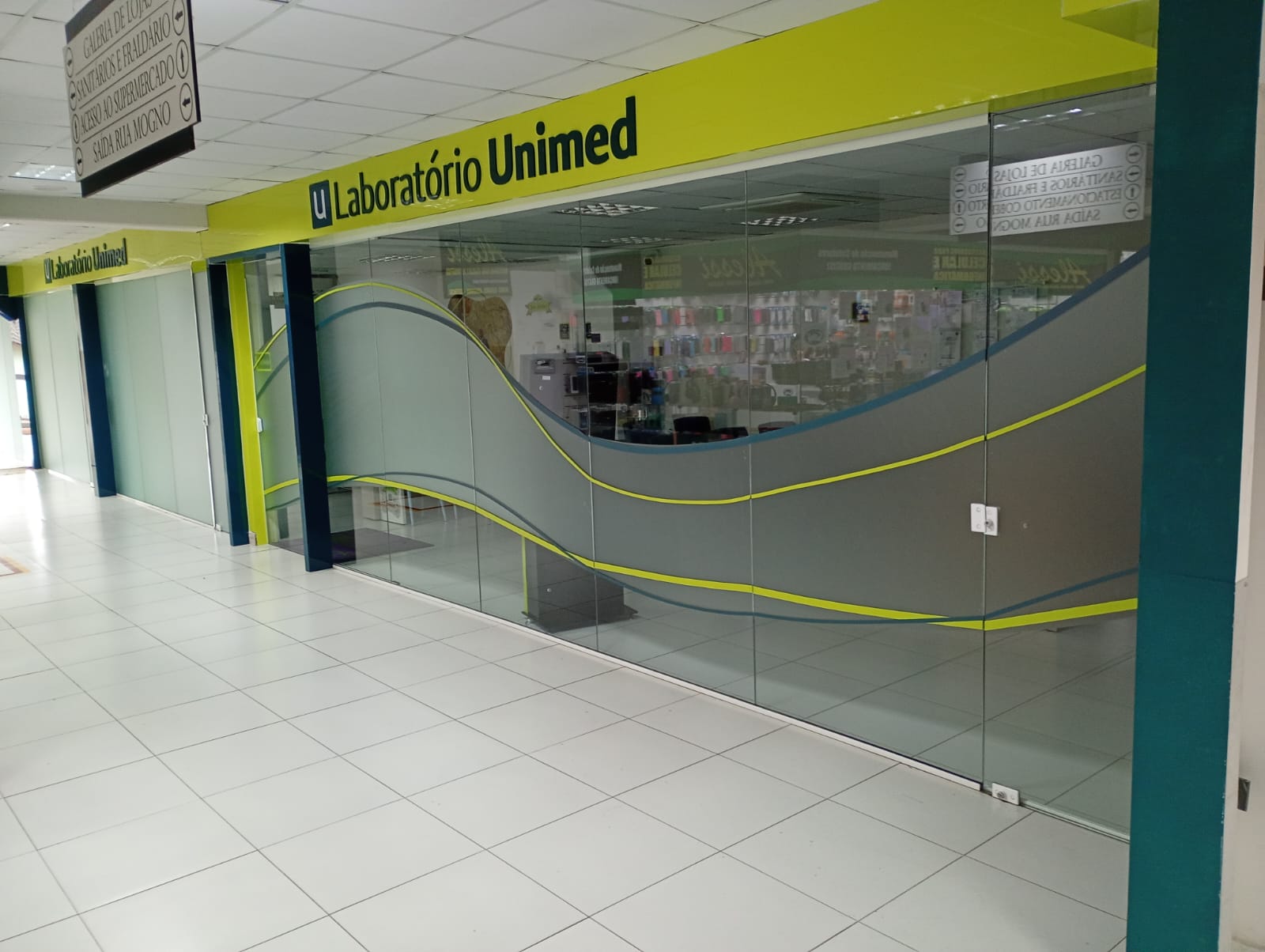 Película arquitetônica aplicada em ambiente comercial
